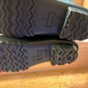 Uggs rain boots forest green size 11 , worn only once! Fits true to size.